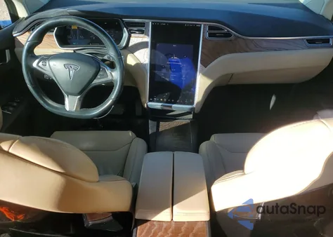 2016 Tesla Model X z USA, uszkodzony, nr VIN 5YJXCBE21GF031104